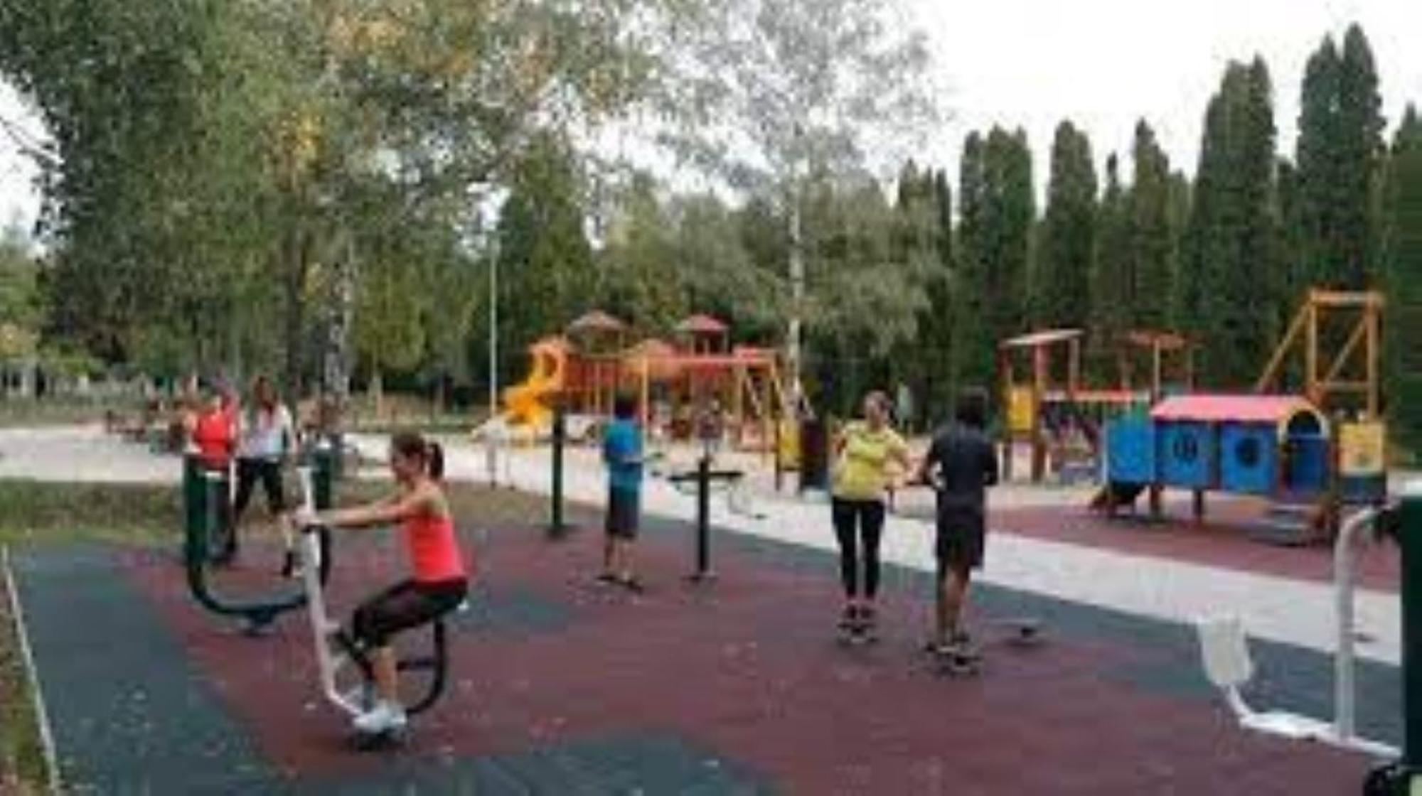 לינה וארוחת בוקר Mezőkövesd Fenyo Panzio מראה חיצוני תמונה